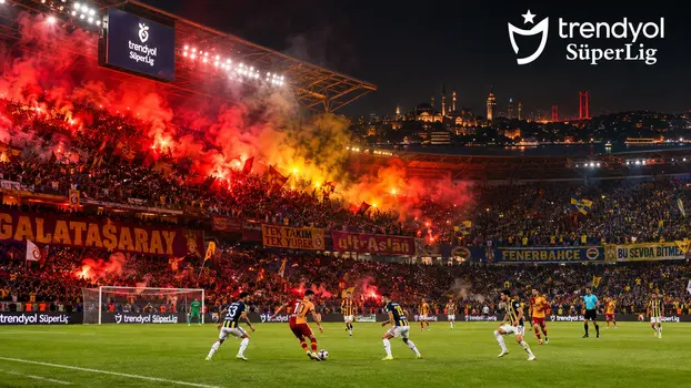 Süper Lig Derby zwischen Galatasaray und Fenerbahçe mit feuriger Fankulisse im Stadion und der beleuchteten Istanbul-Silhouette im Hintergrund
