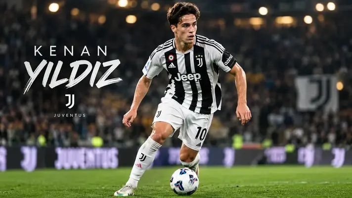 Kenan Yildiz im Trikot von Juventus Turin dribbelt am Ball während eines Serie A Spiels.