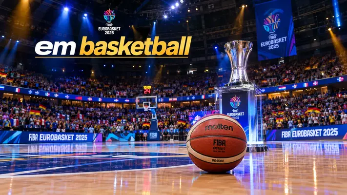 Offizieller Molten-Spielball und die FIBA-Trophäe der EM Basketball 2025 auf dem glänzenden Parkett einer ausverkauften Arena.