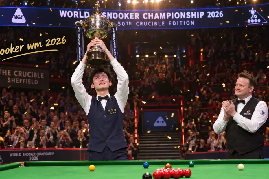 Wu Yize emotional mit der Trophäe der Snooker WM 2026 im Crucible Theatre Sheffield neben dem applaudierenden Finalisten Shaun Murphy.
